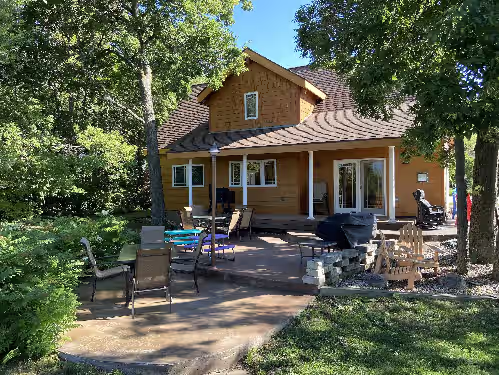 Beautiful Lakefront home on the Flats, sleeps 7, Heated garage, SnoBear