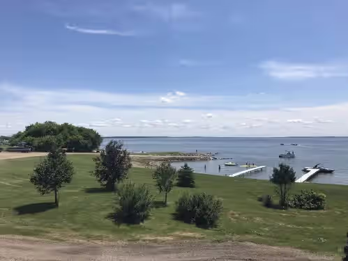 Beautiful Lakefront home on the Flats, sleeps 7, Heated garage, SnoBear, photo 2
