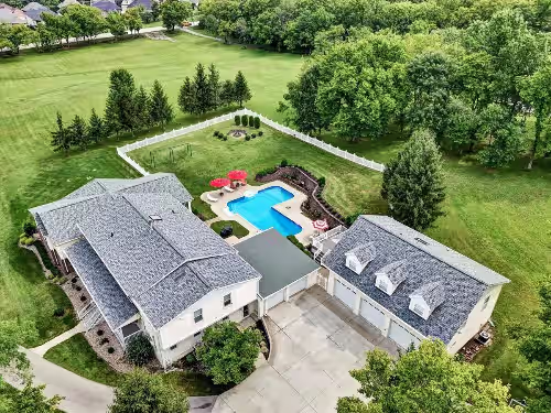 Louisville Country Manor - Pool & Pickleball!
