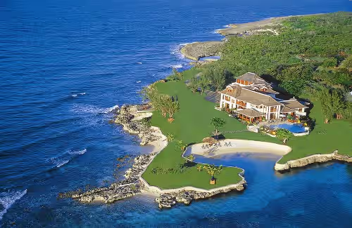 Fully Staffed Luxurious 9 Bedroom Beachfront Villa in Discovery Bay.