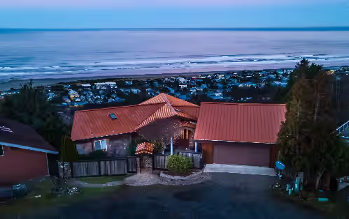 NEW 6400 SQFT BEACH MANSION, Ocean Views, Deck, Hot Tub, 3 Mins to Beach, Slp 25, photo 2