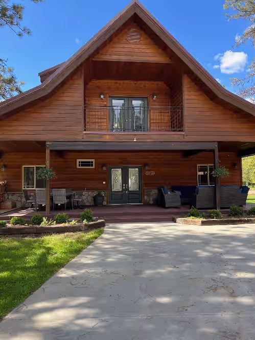 Stunning Cabin with Clubhouse on River! Wooded Retreat with Kayaks! Pickleball, photo 4