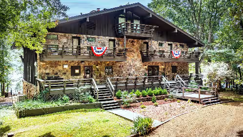 Tannenbaum Lodge Beautiful Lakefront Lodge - Family or Business Destination.
