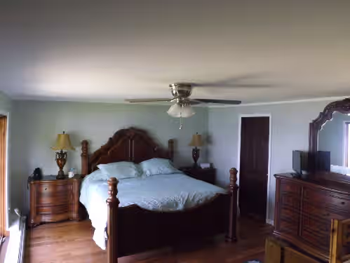 Historic lakefront lodge with full bar, sauna, private boat ramp, photo 3