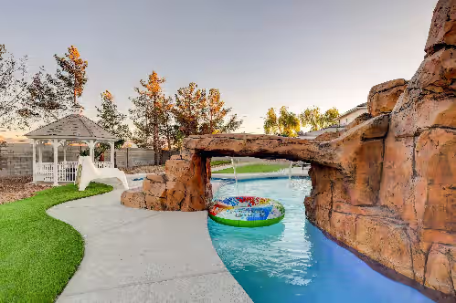 Pool at New Luxury resort home minutes to the strip