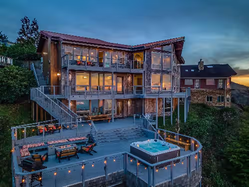 NEW 6400 SQFT BEACH MANSION, Ocean Views, Deck, Hot Tub, 3 Mins to Beach, Slp 25
