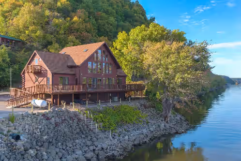Water Street Lodge! Waterfront 4 Bedroom, 4 Bath, Sleeps 12!