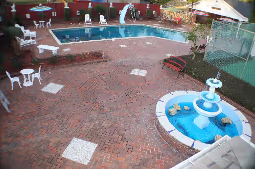 Home/MINI RESORT- pool, tennis court, par 3/four hole golf course, lg. Clubhouse, photo 4